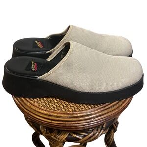 Aerosols 90’s Style Beige Mule Closed Toe Easy Slip On Stretch Design Size 9B